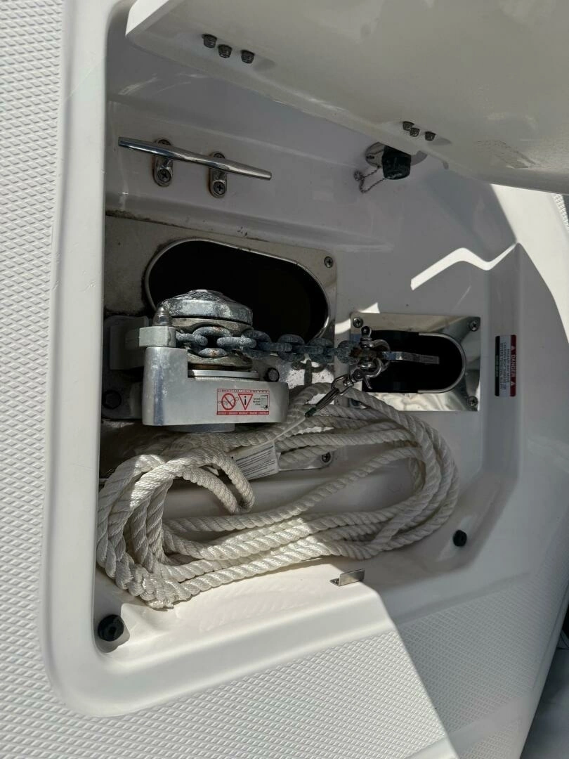 2021 Robalo R317 - Image 16
