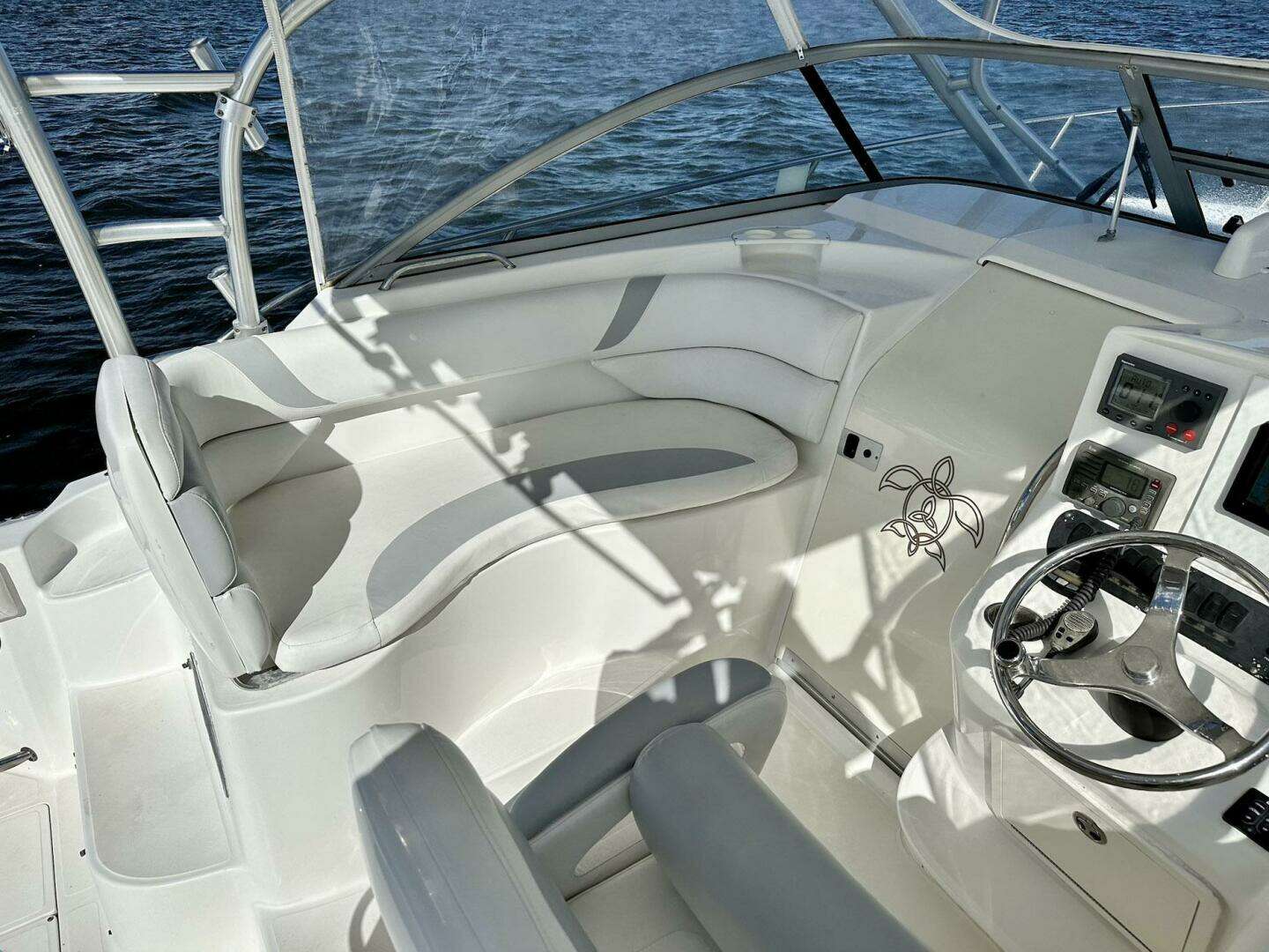 2005 Boston Whaler 305 Conquest - Image 5