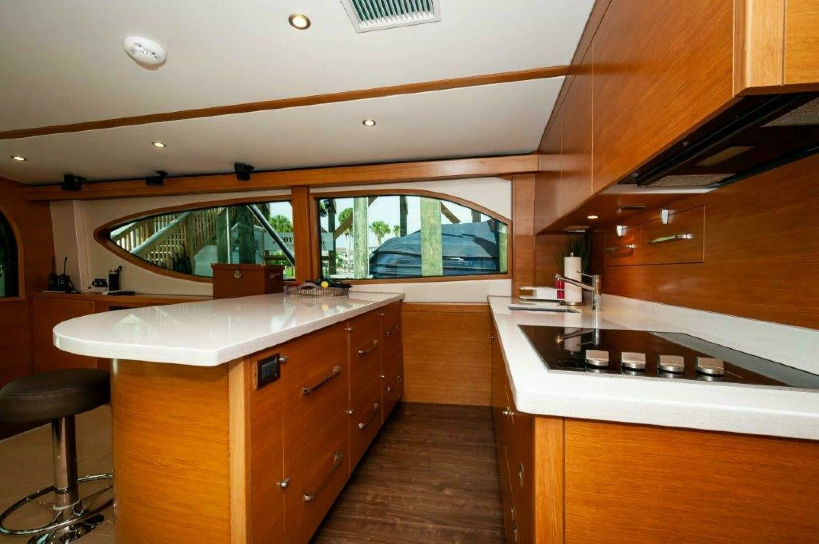 2016 Hatteras GT60 - Image 13