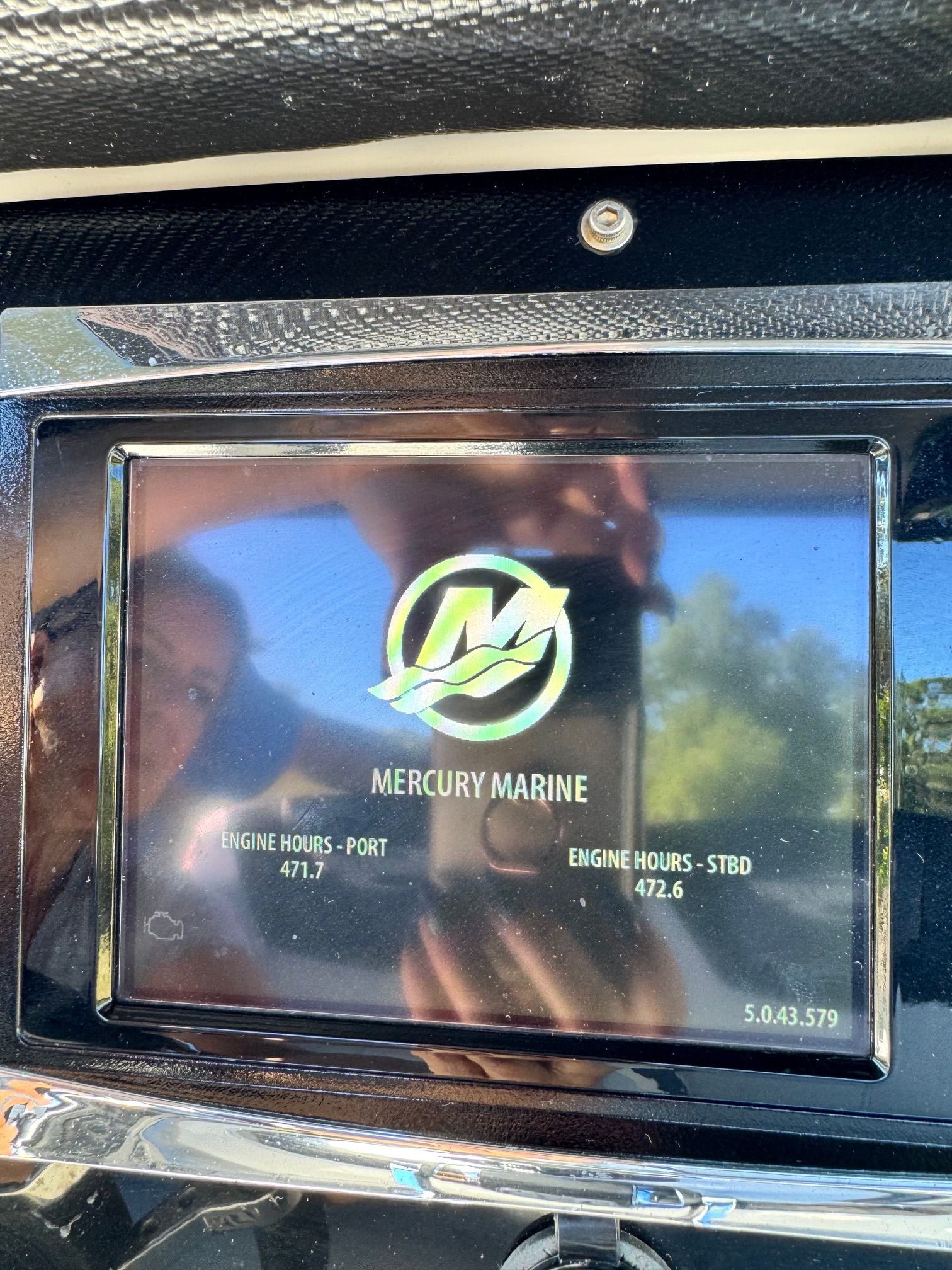 Mercury Marine display on 2017 Sunsation 32 CCX showing engine hours.