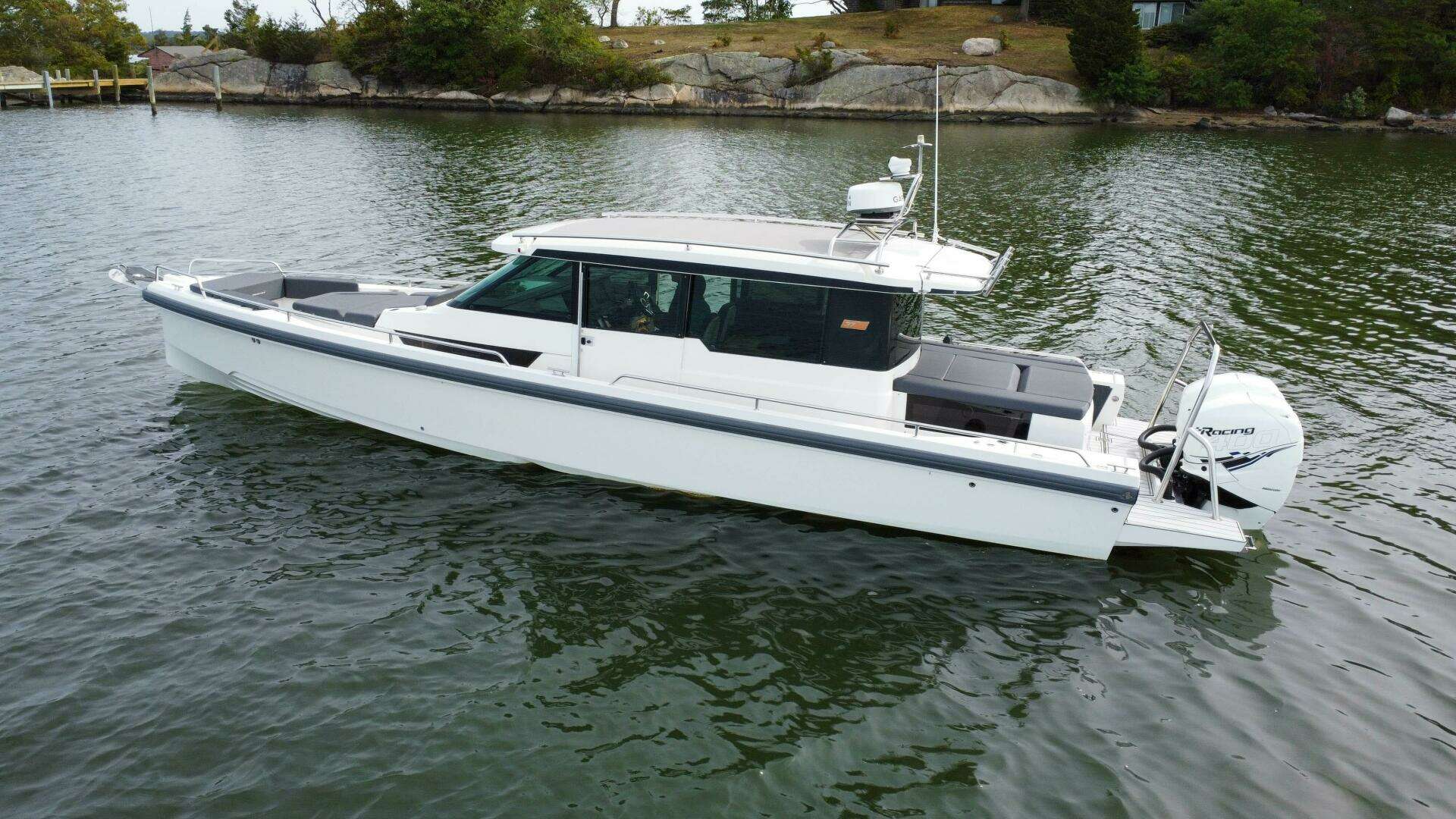 2018 Axopar 37 Sport Cabin R - Image 3
