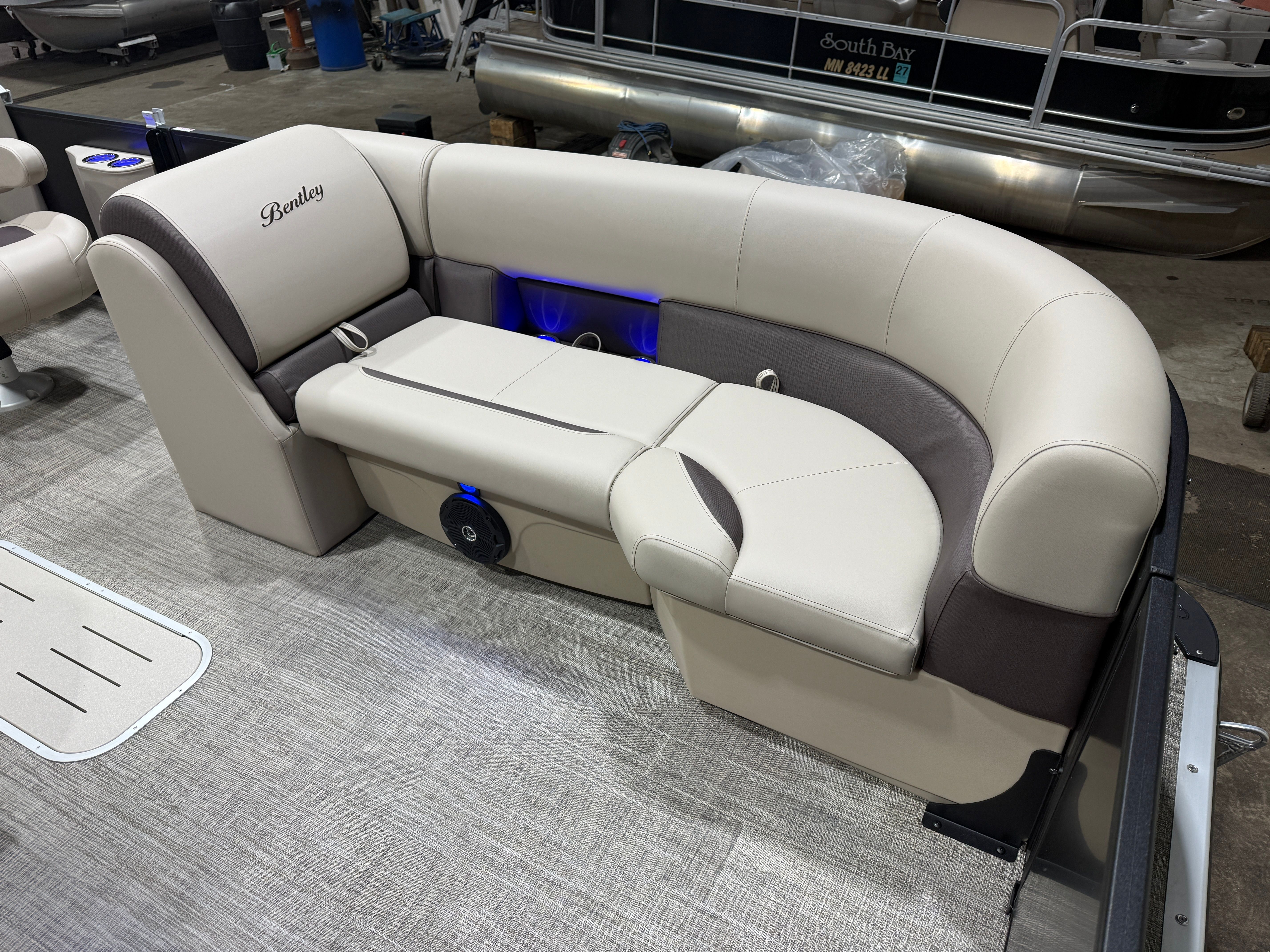 2026 Bentley Pontoons Legacy 223 Navigator Quad Lounge Tritoon & Honda 4-Stroke EFI - 10