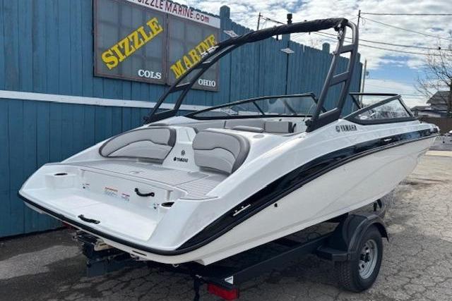 2026 Yamaha AR190 boat on trailer, displayed at Sizzle Marine dealership.