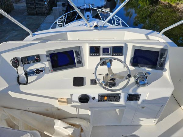 1995 Hatteras 39 Convertible - 11