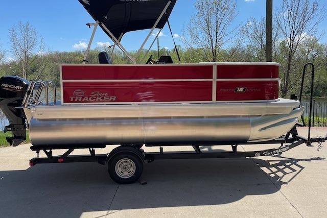 2026 Sun Tracker Party Barge 16 DLX