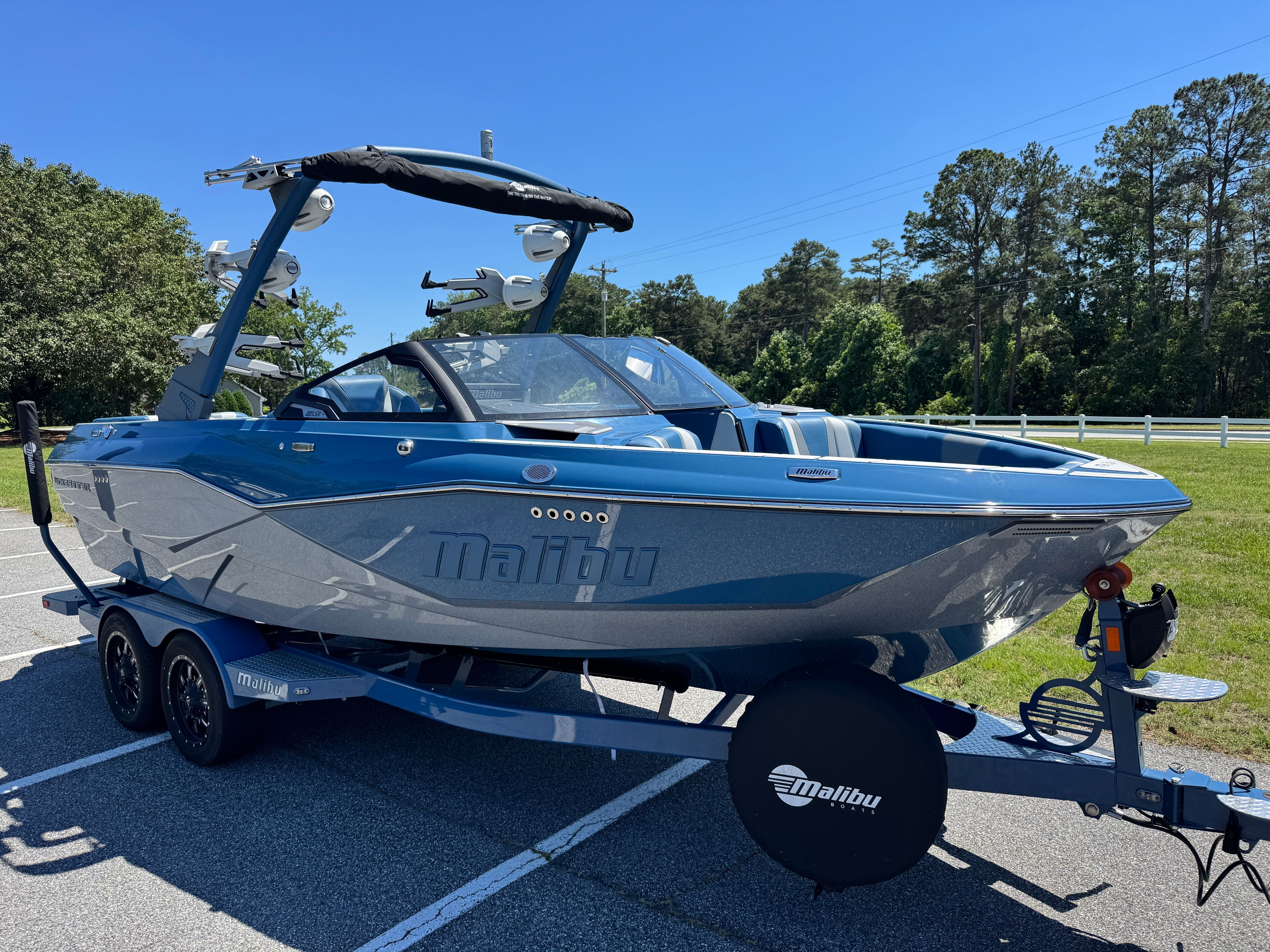 2025 MALIBU 22 LSV - Image 3