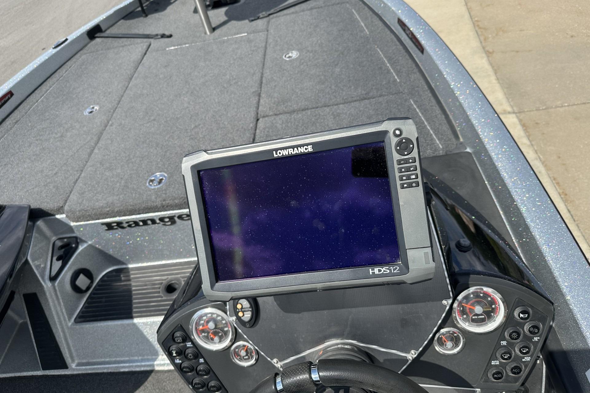 2018 Ranger Z518 boat dashboard with Lowrance HDS12 fishfinder and control panel.
