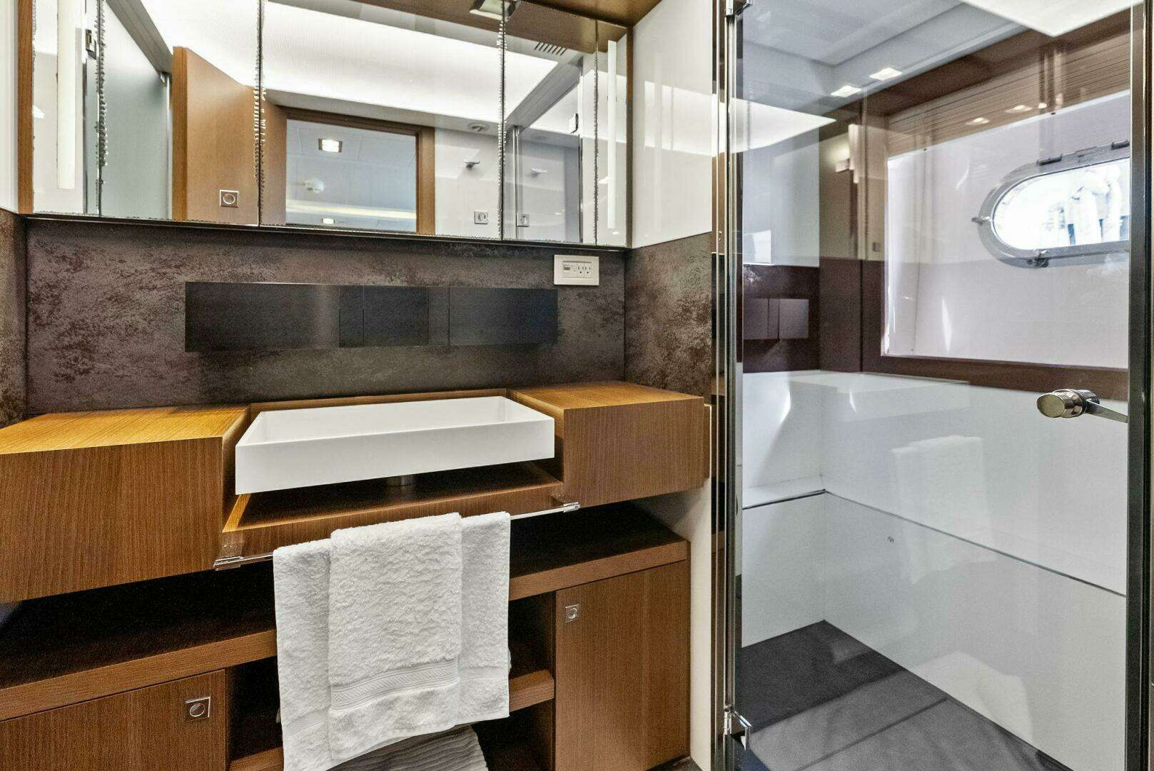 2014 Custom Line 100 - Image 76