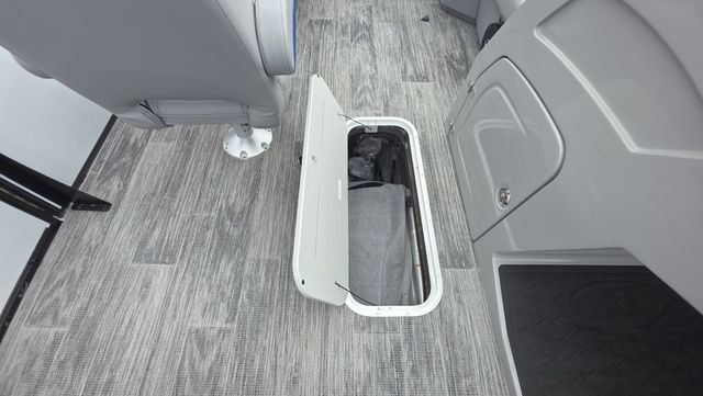 2026 Bentley Pontoons LEGACY 223 DL NAVIGATOR With 200hp XL Four-Stroke - 10