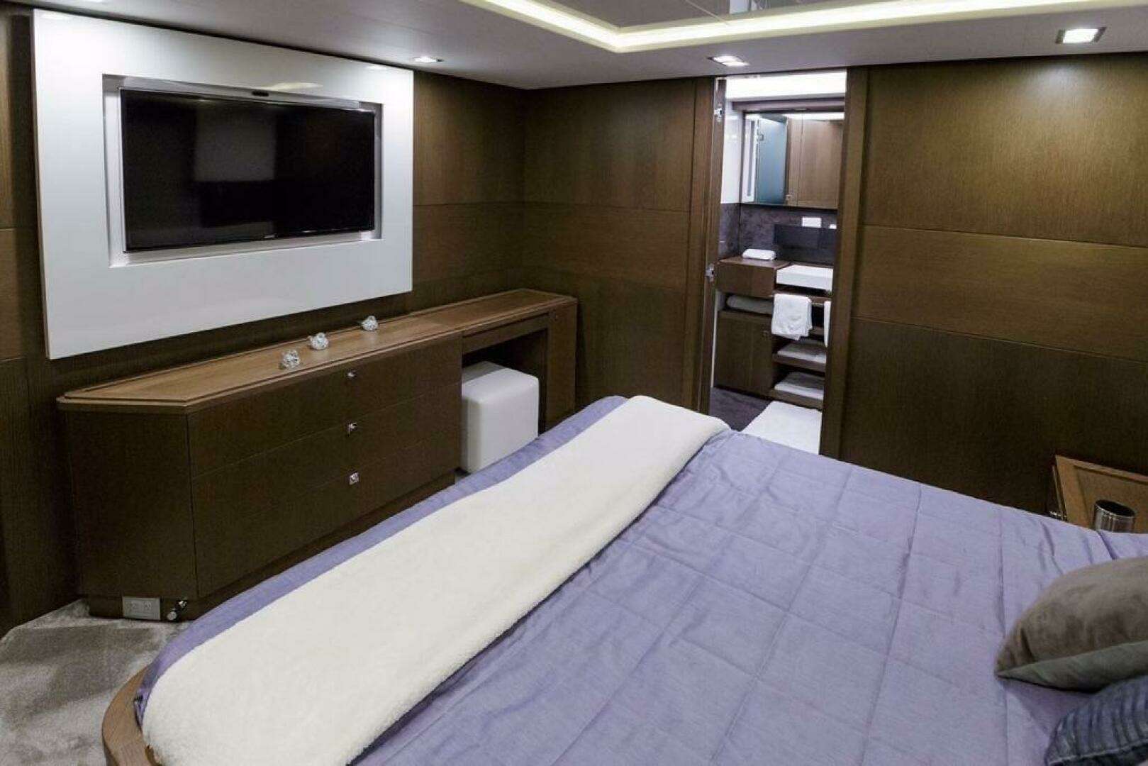 2014 Custom Line 100 - Image 56