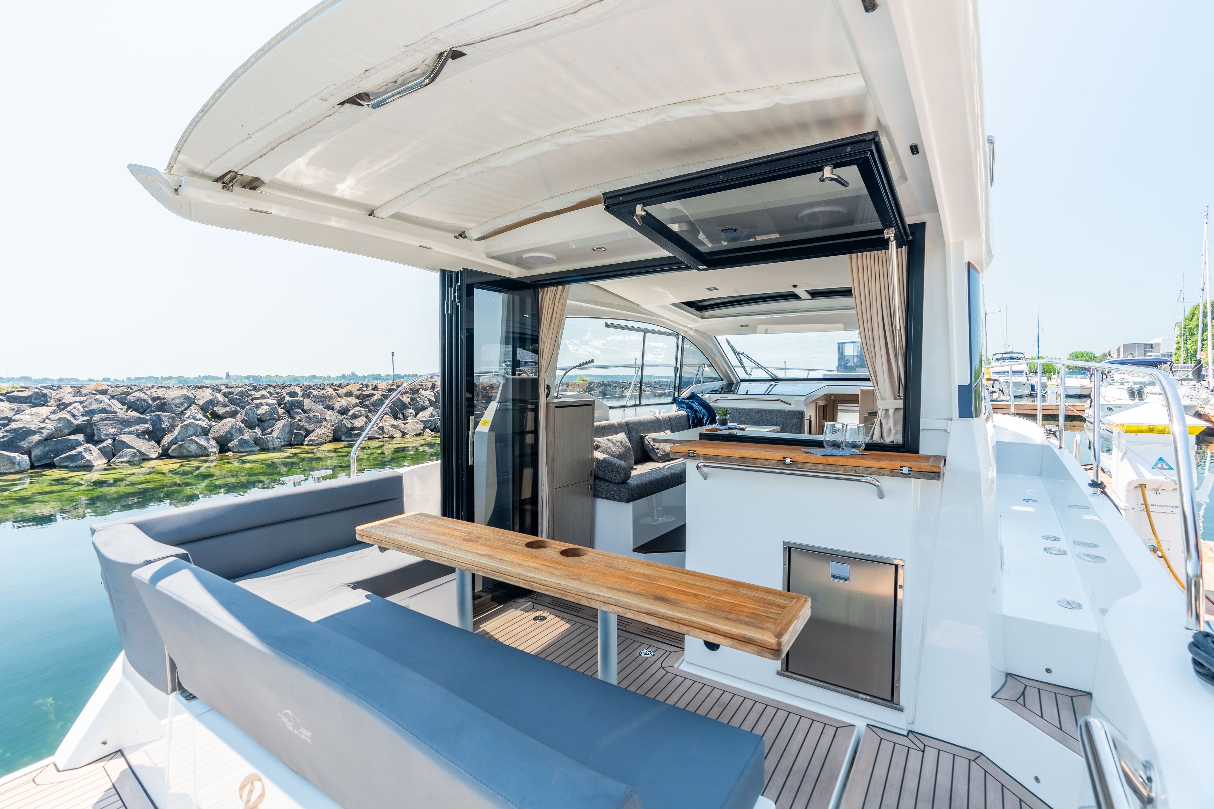 Sealine C335V 2023: Sleek design with spacious deck and comfortable seating areas.