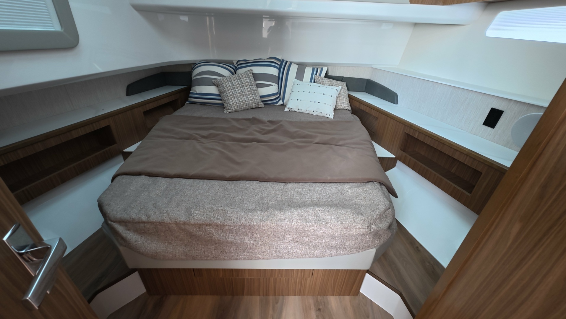 2026 Cruisers Yachts 50GLS OB - Image 43