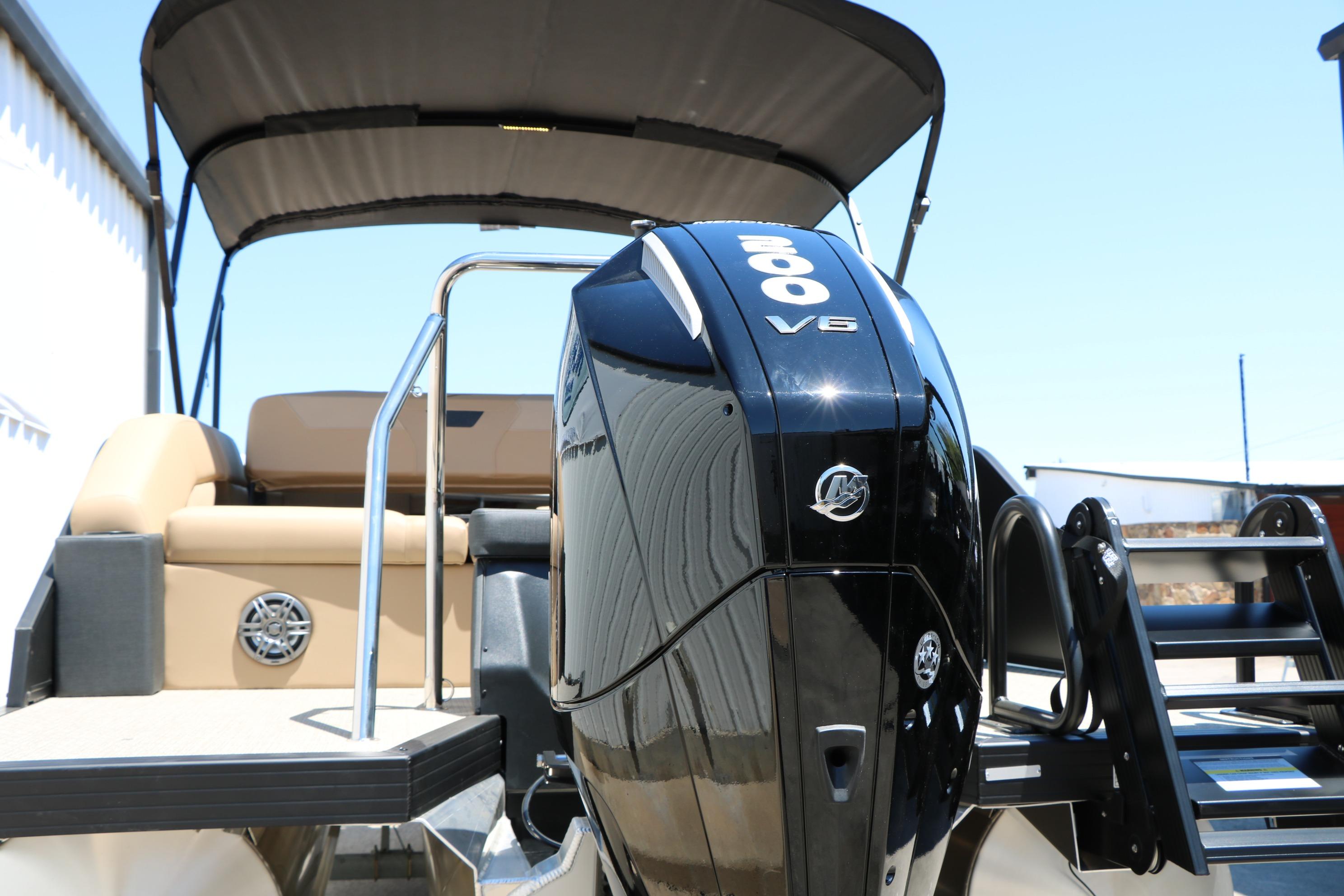 2026 Evotti 521CS boat with powerful 300 V6 engine, sleek design, and comfortable seating.