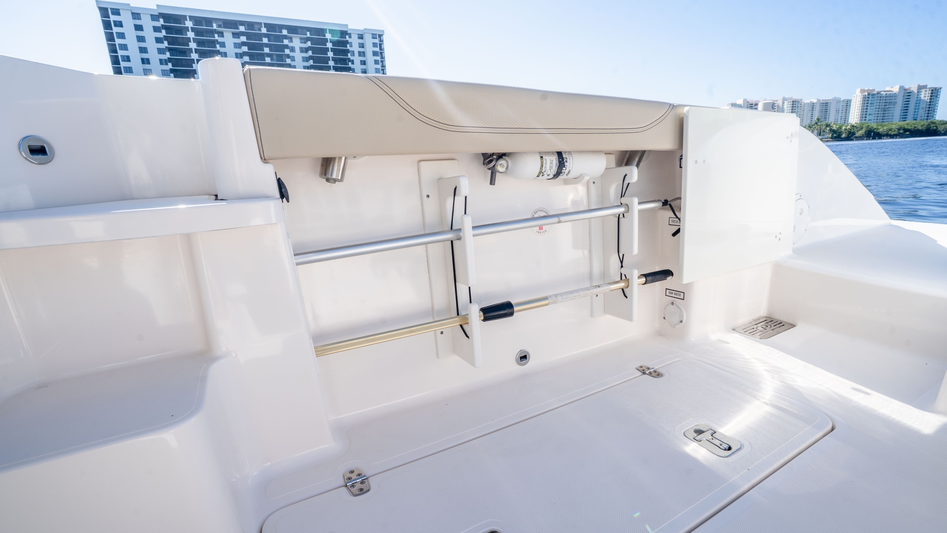 2018 Pursuit 325 OS - Image 18
