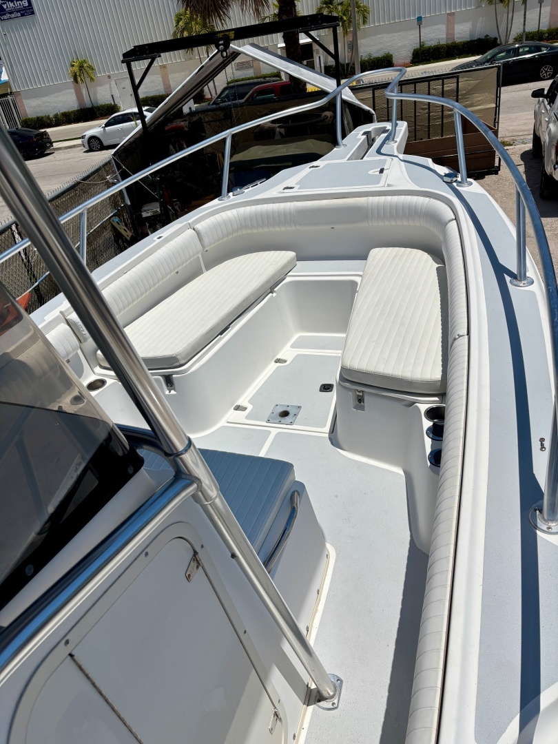 2001 Boston Whaler 26 Outrage - Image 6