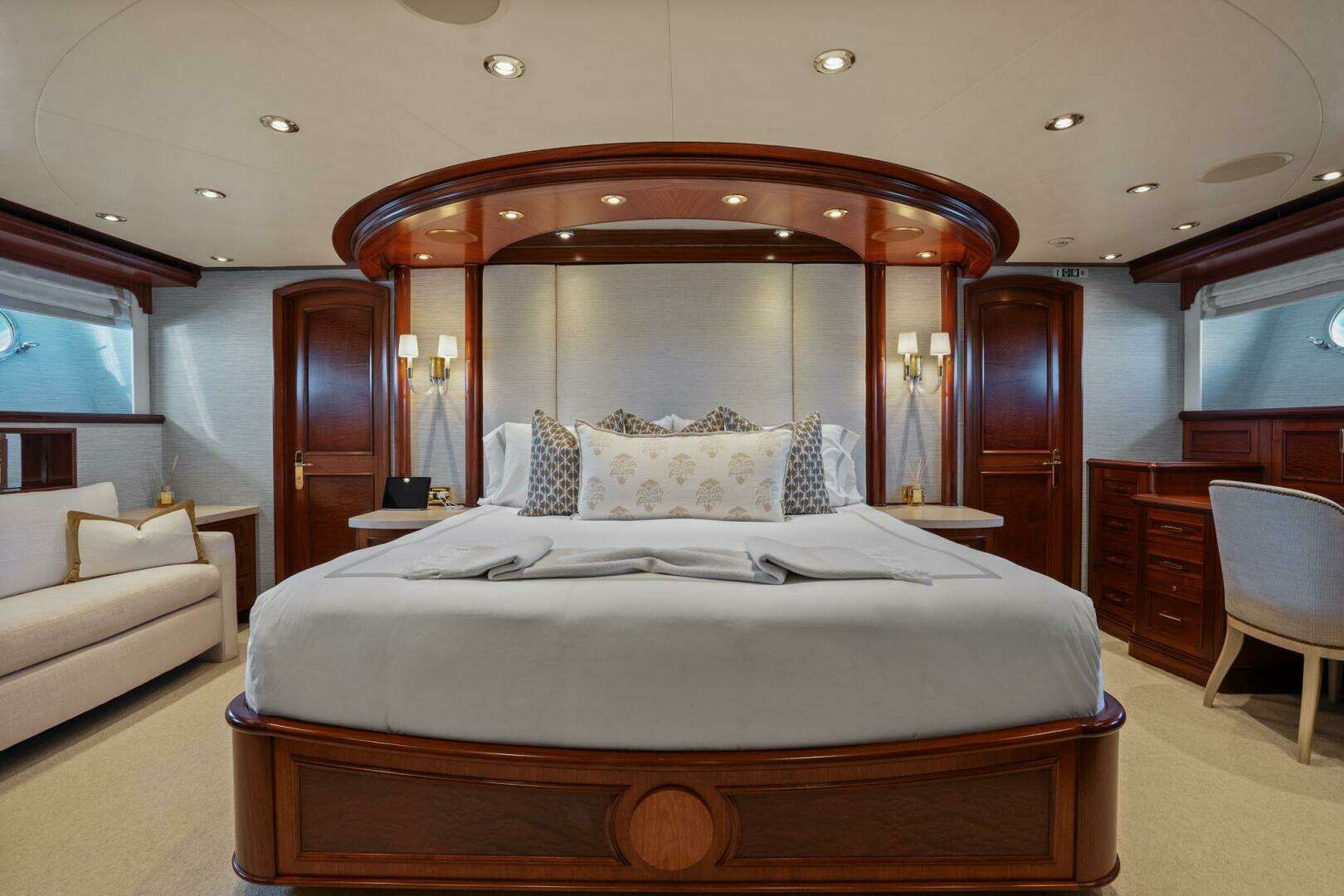 2004 Crescent Raised Pilothouse - Image 17