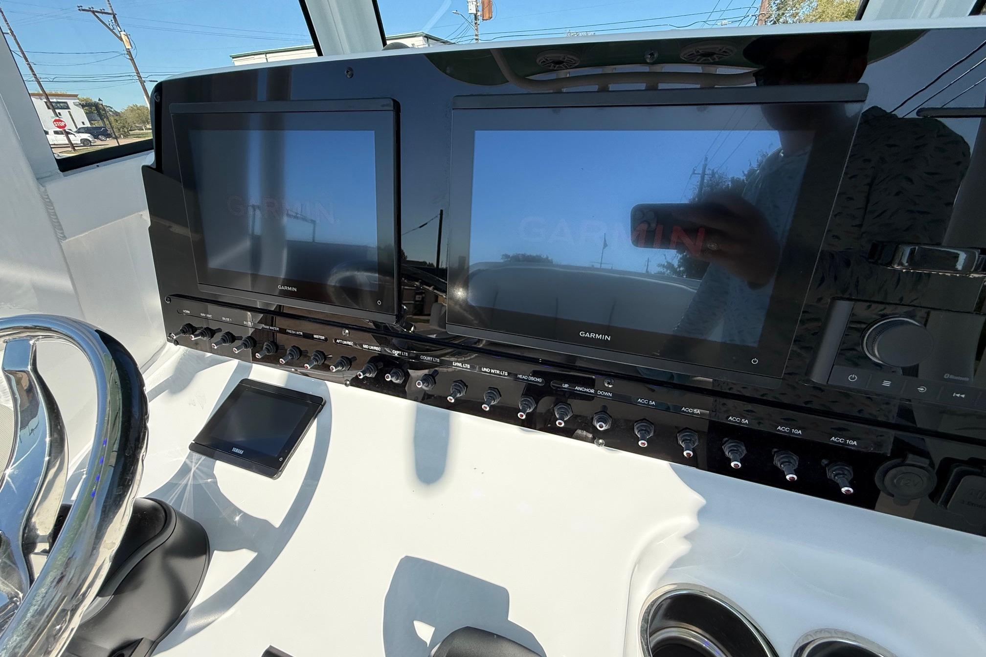 2026 Sea Hunt Ultra 255 SE dashboard with dual Garmin displays and control panel.