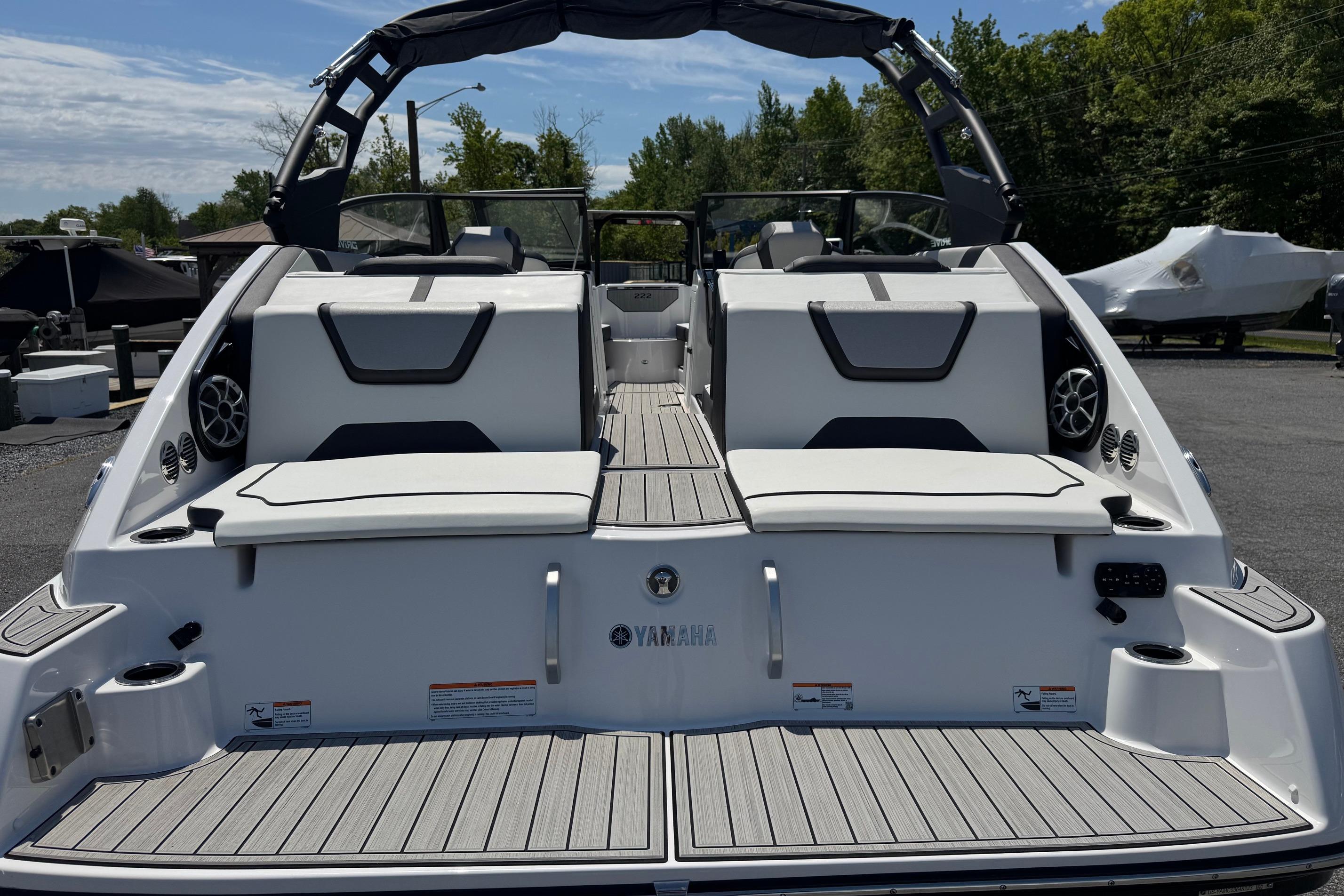 2023 Yamaha Boats 222SD, rear view, showcasing seating and deck design.