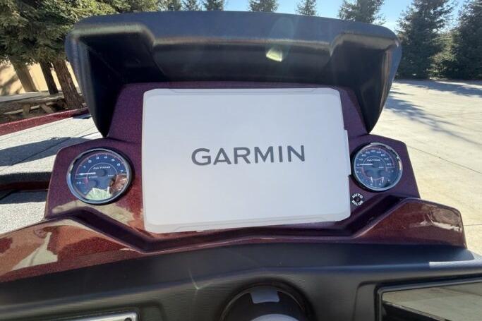 2026 Nitro Z21 XL Pro dashboard featuring Garmin display and gauges.