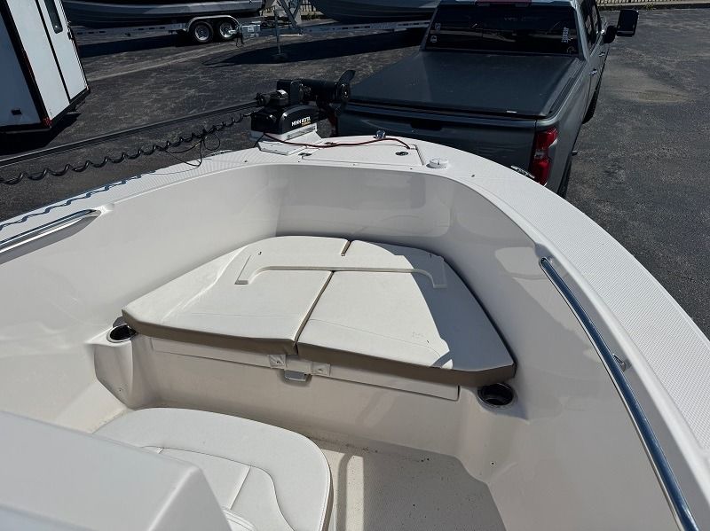 2023 Robalo R180 Center Console - 11