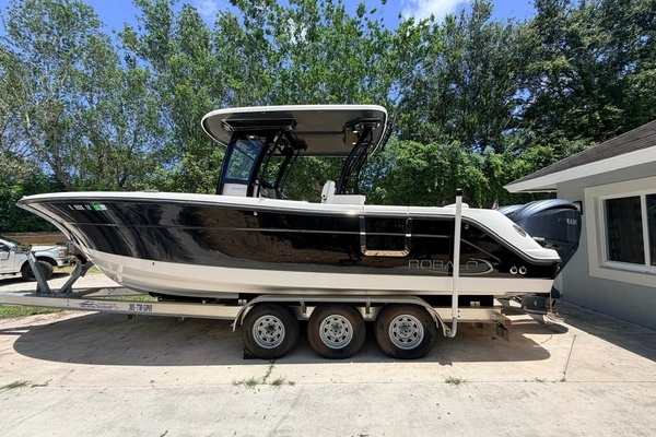 2022 Robalo R302 Center Console