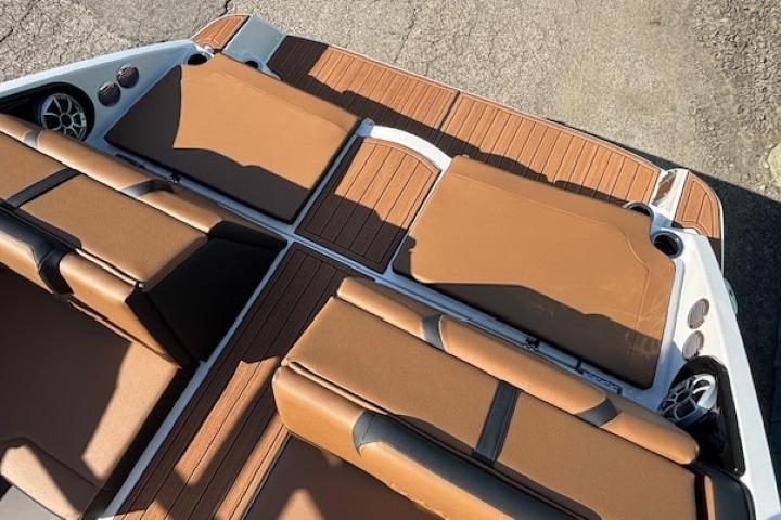 2026 Yamaha Boats 222SE interior with brown seating and sleek design.