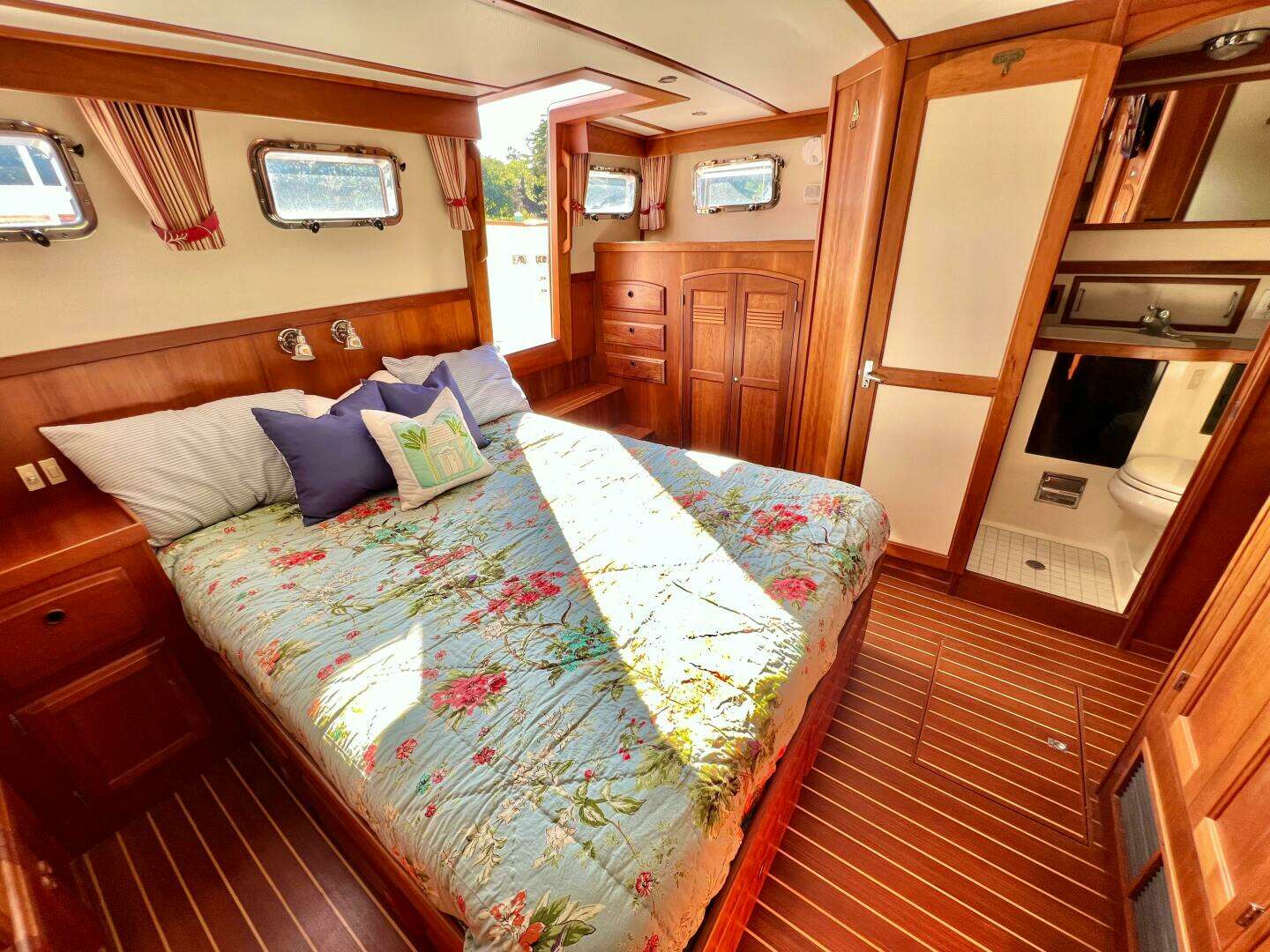 2001 Sabre Sabreline 47 - Image 2
