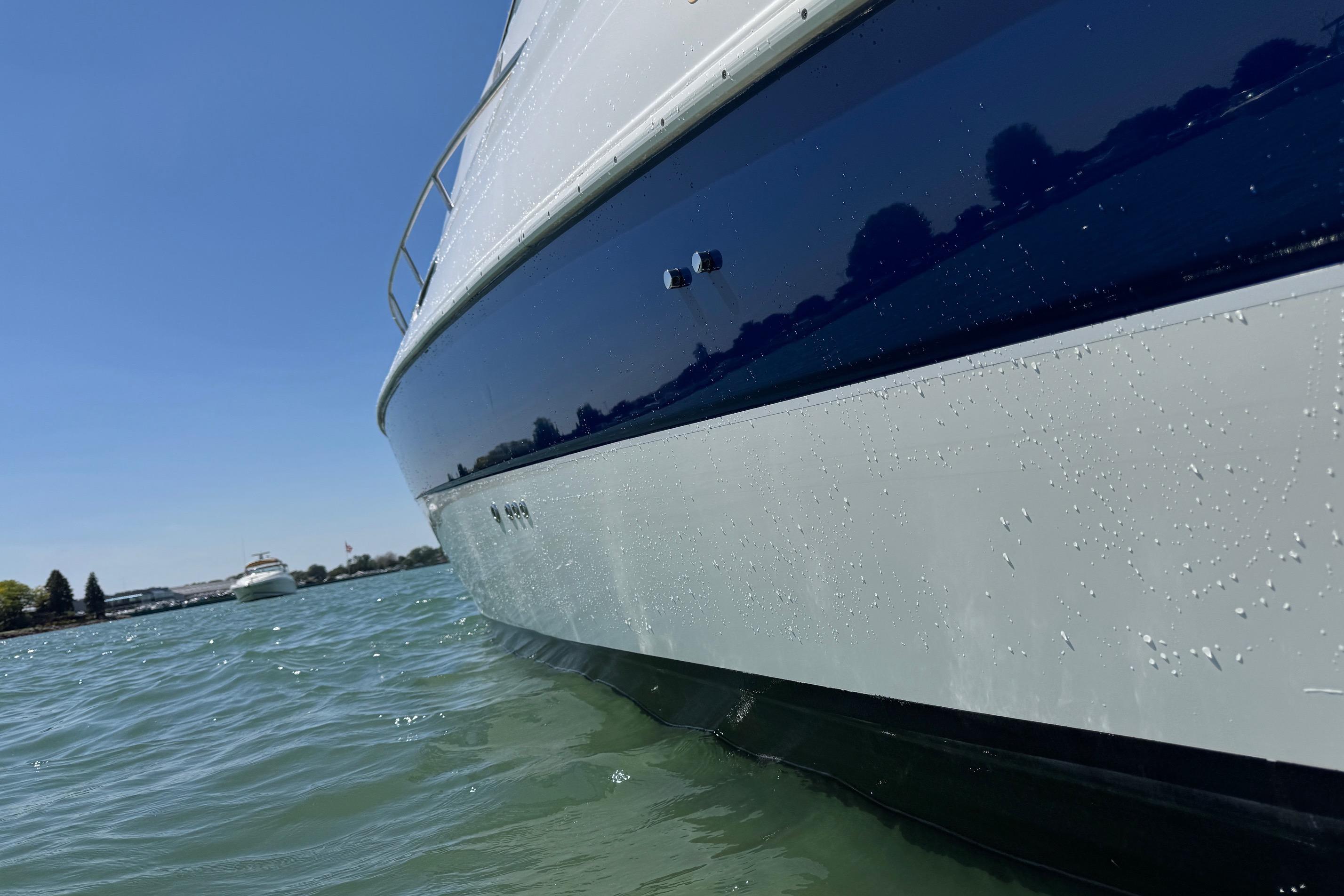 2004 Cruisers Yachts 280 CXi Express on water, close-up view of hull.