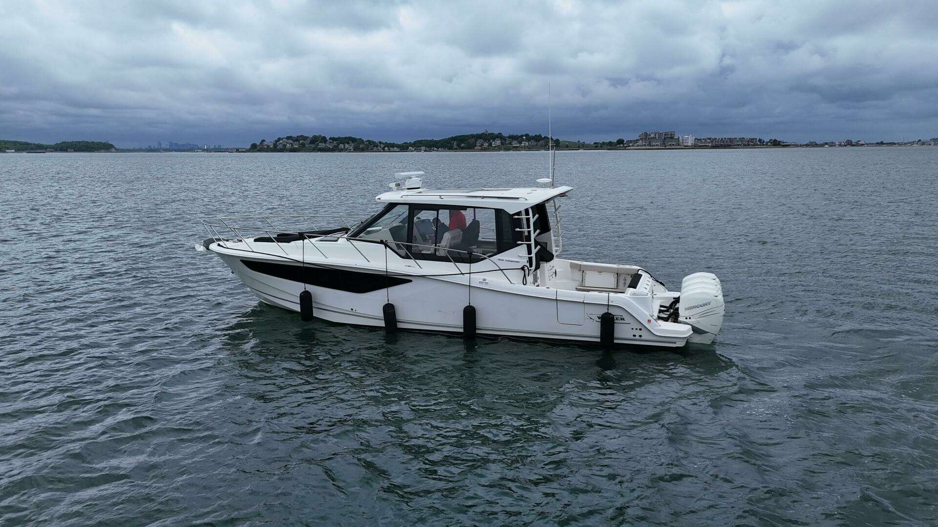 2021 Boston Whaler 405 Conquest - Image 5