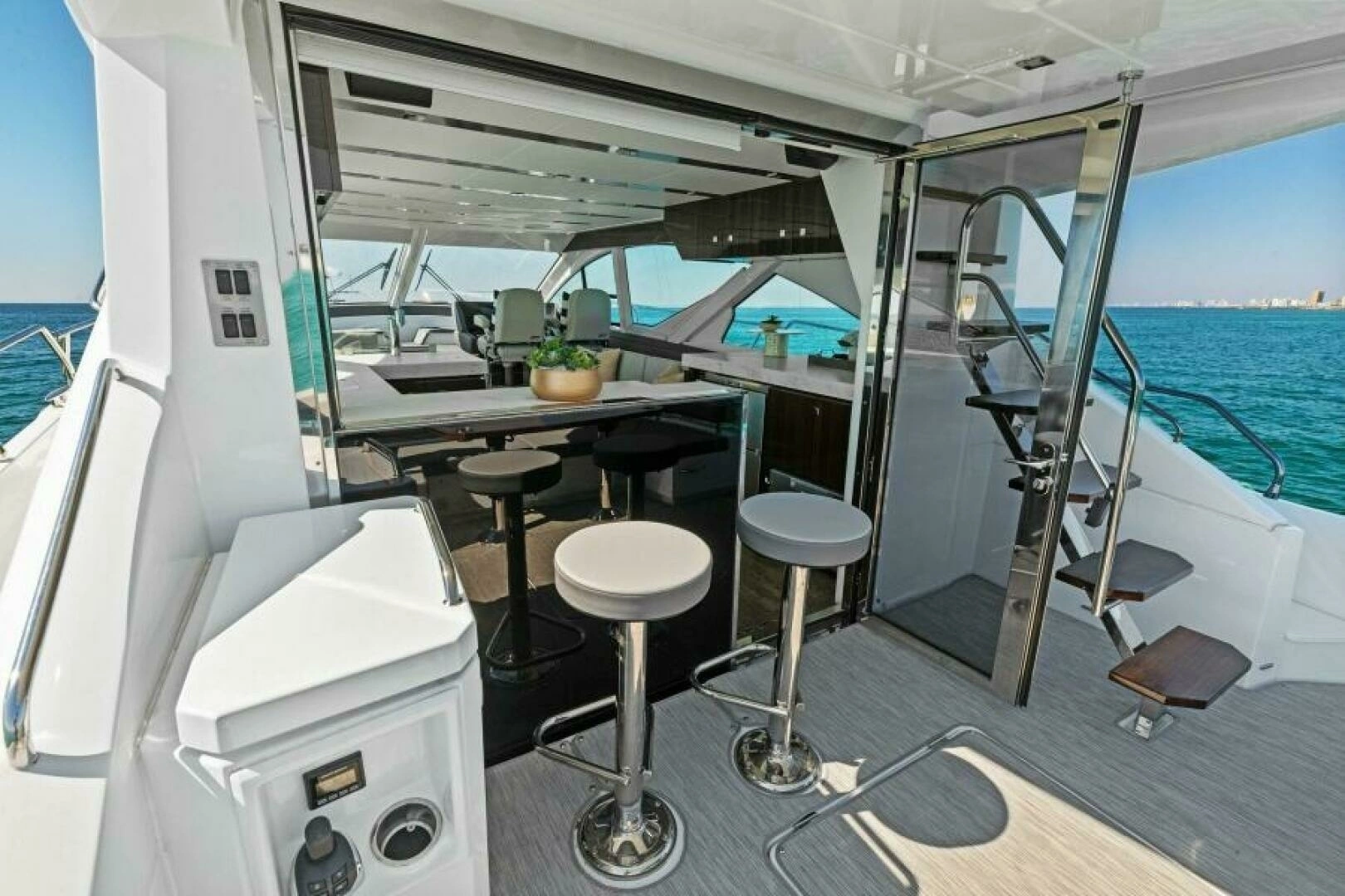 2023 Cruisers Yachts 60 Cantius Fly - Image 47