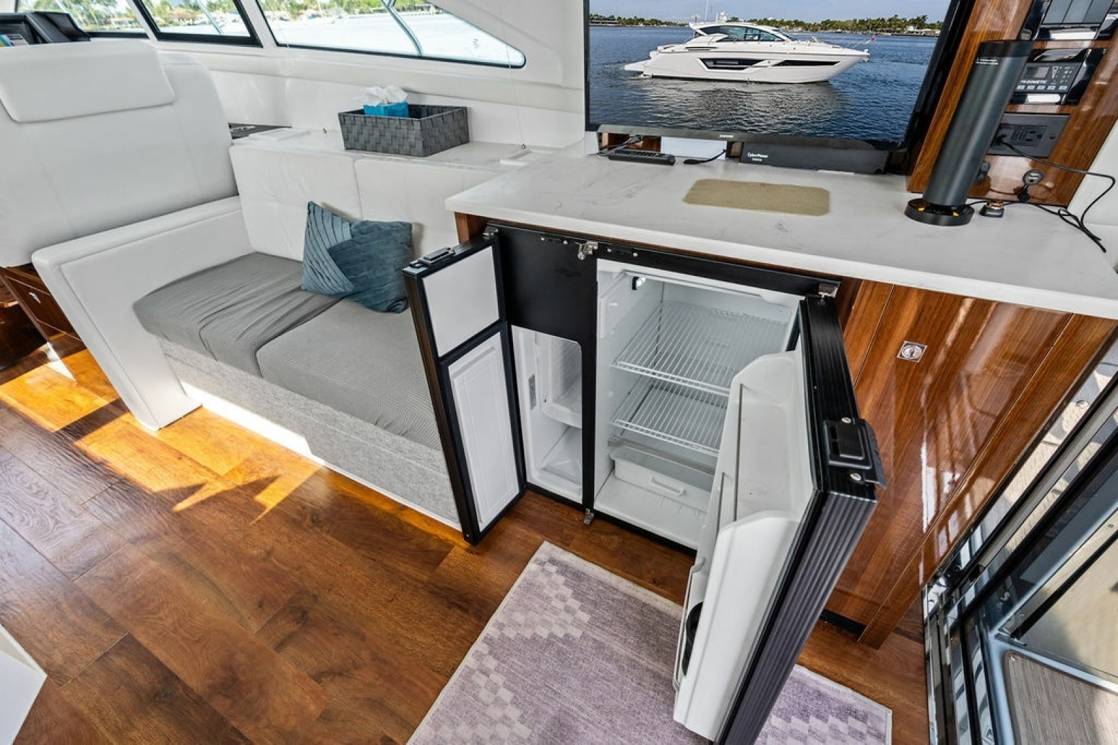 2022 Cruisers Yachts 46 CANTIUS - Image 27