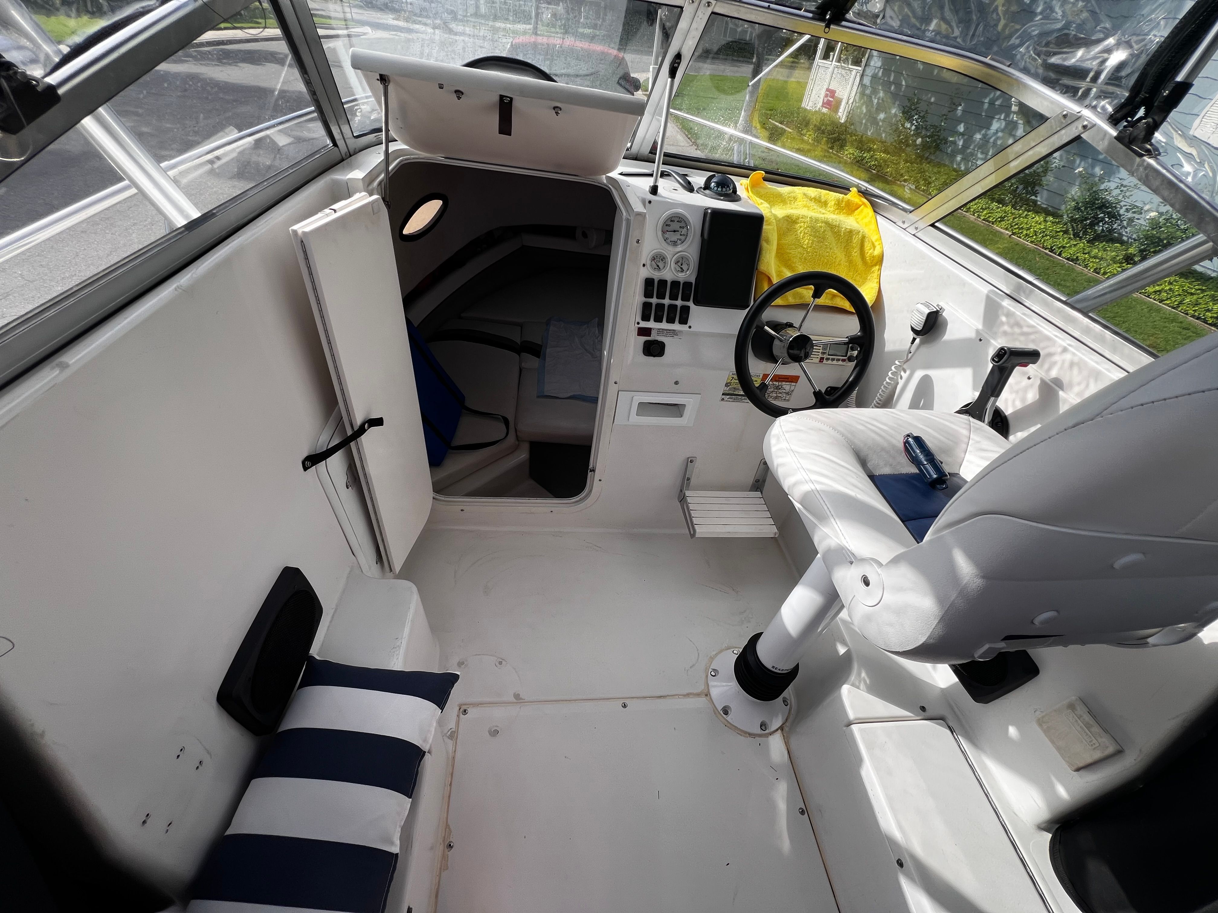 The image shows the cockpit of a 2001 Seaswirl Striper 1851 WA with white seats and a helm console.