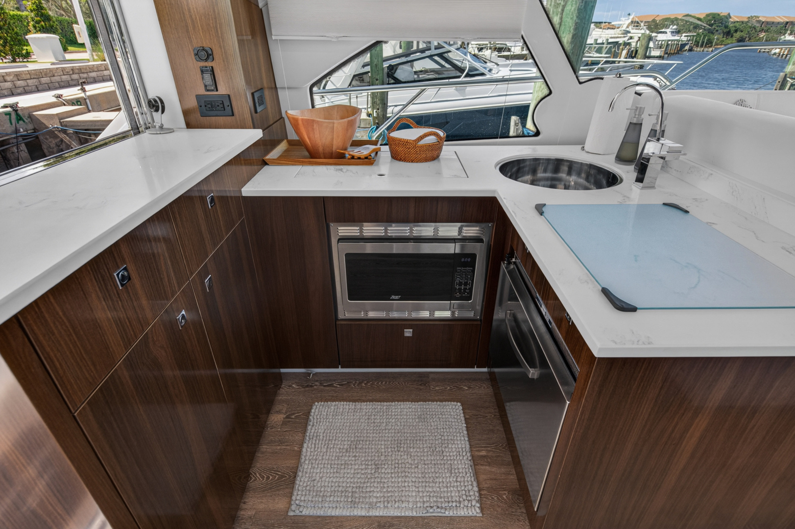 2023 Cruisers Yachts 50 CANTIUS - Image 42
