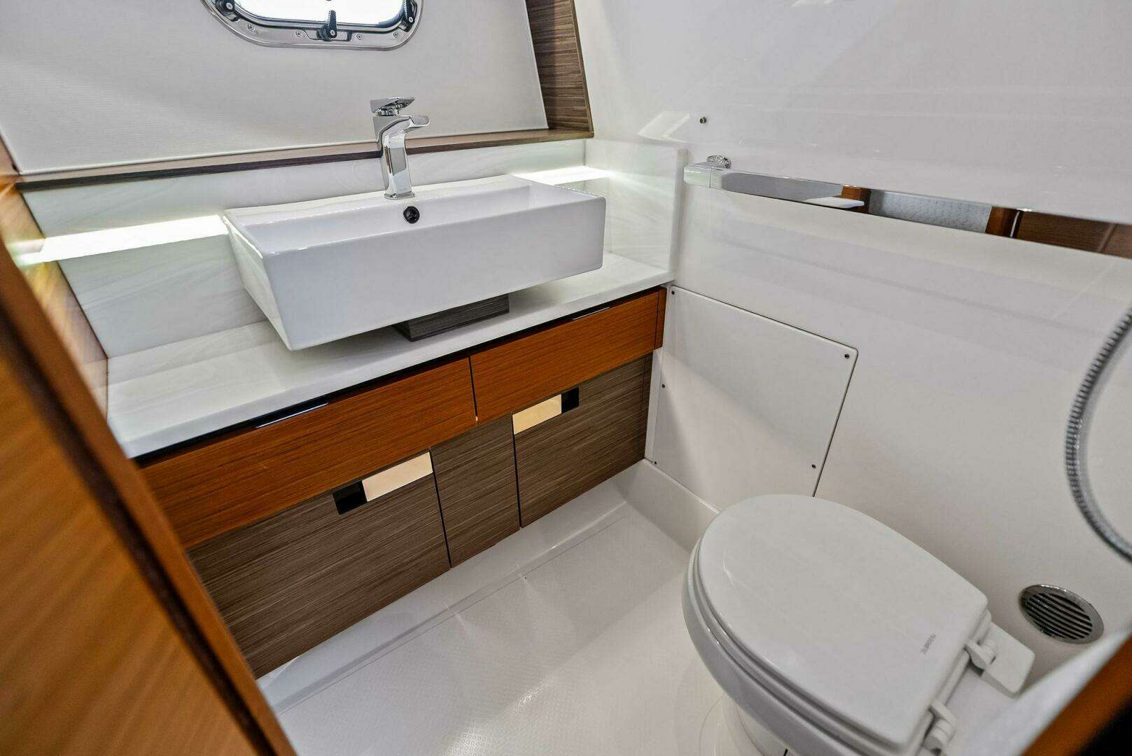 2019 Tiara Yachts 38 LS - Image 18