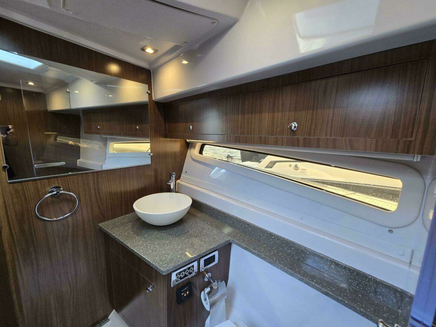2020 Four Winns V355 Coupe OB - Image 27