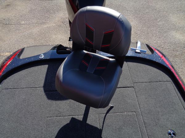 2024 Nitro Z19 Pro boat seat on deck.