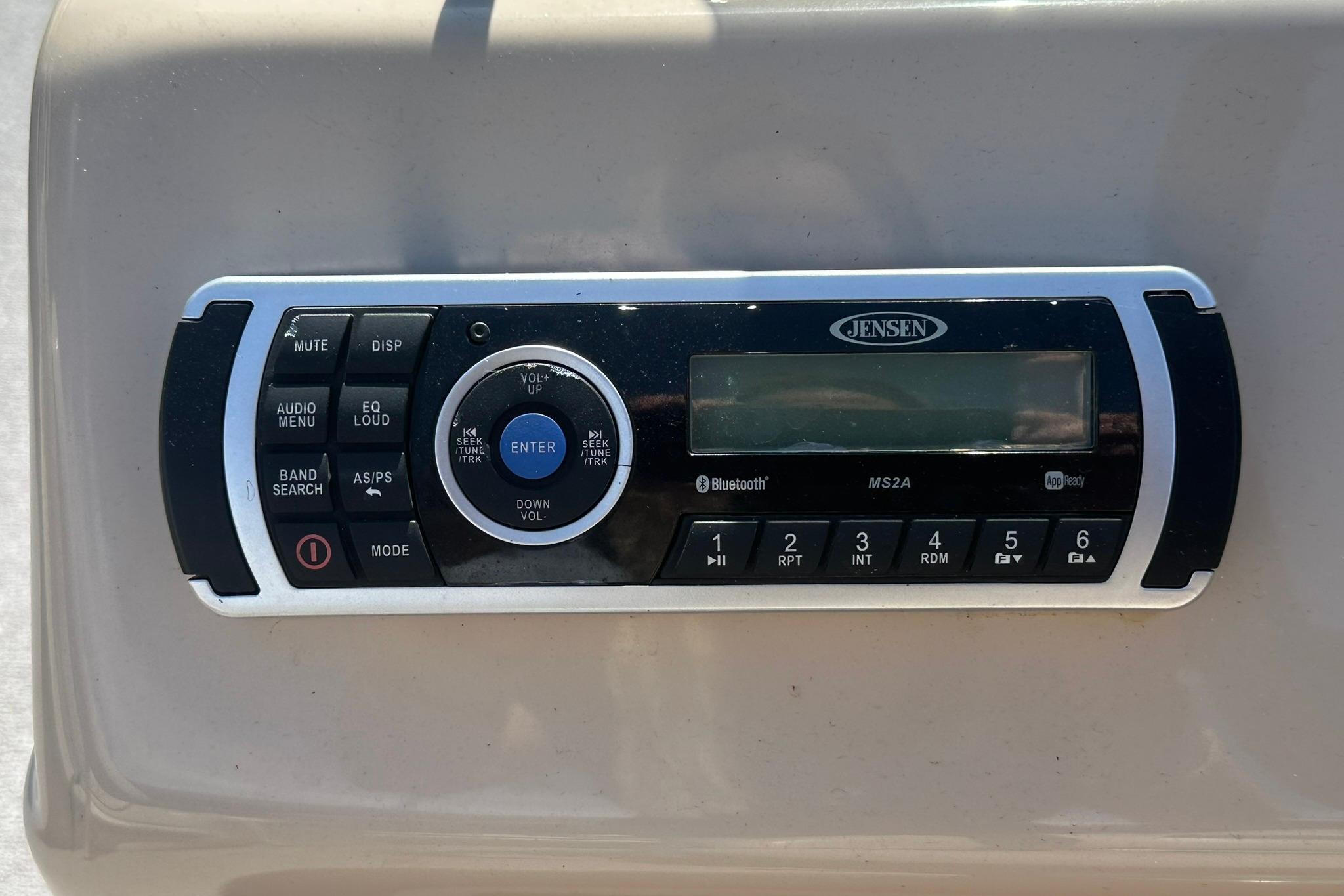 Jensen MS2A stereo system on 2016 SUNTRACKER Party Barge 20, featuring Bluetooth connectivity.