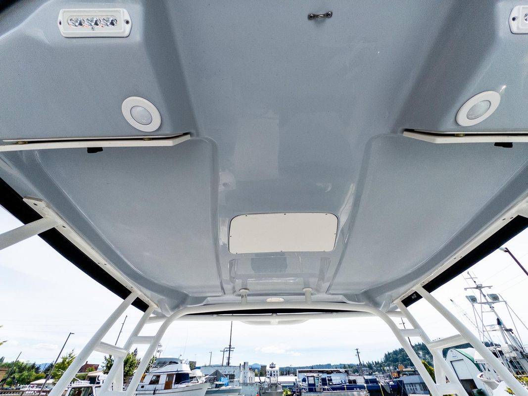 2021 Robalo R247 - Image 15