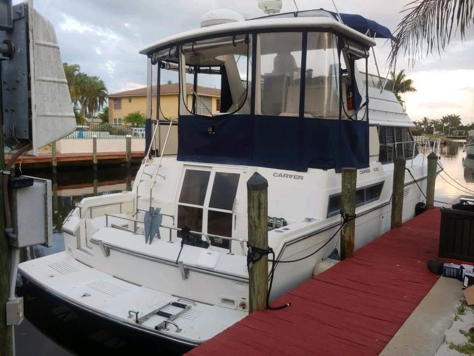 1995 Carver 430 Cockpit Motor Yacht