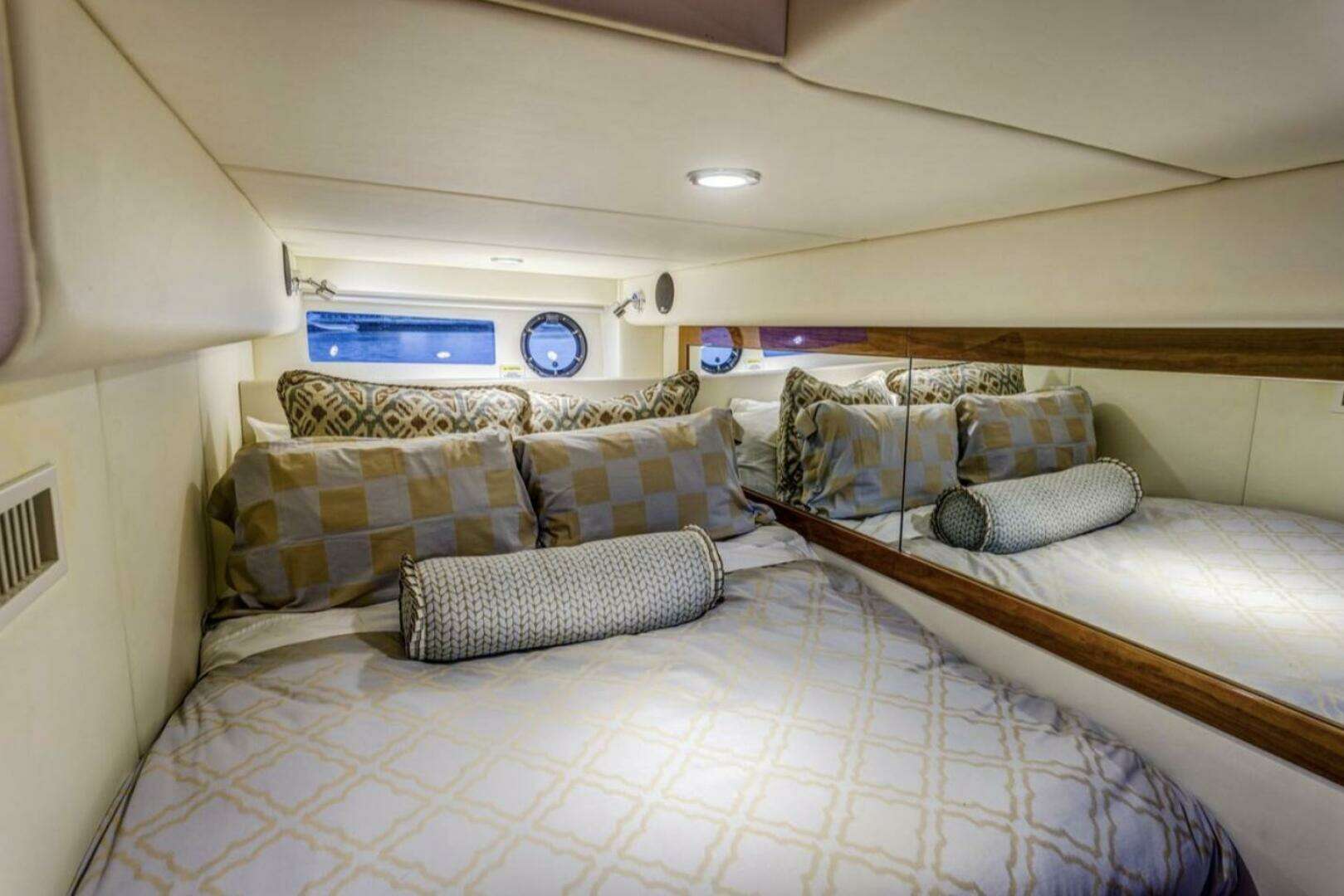 2016 Riviera 5000 Sport Yacht - Image 23