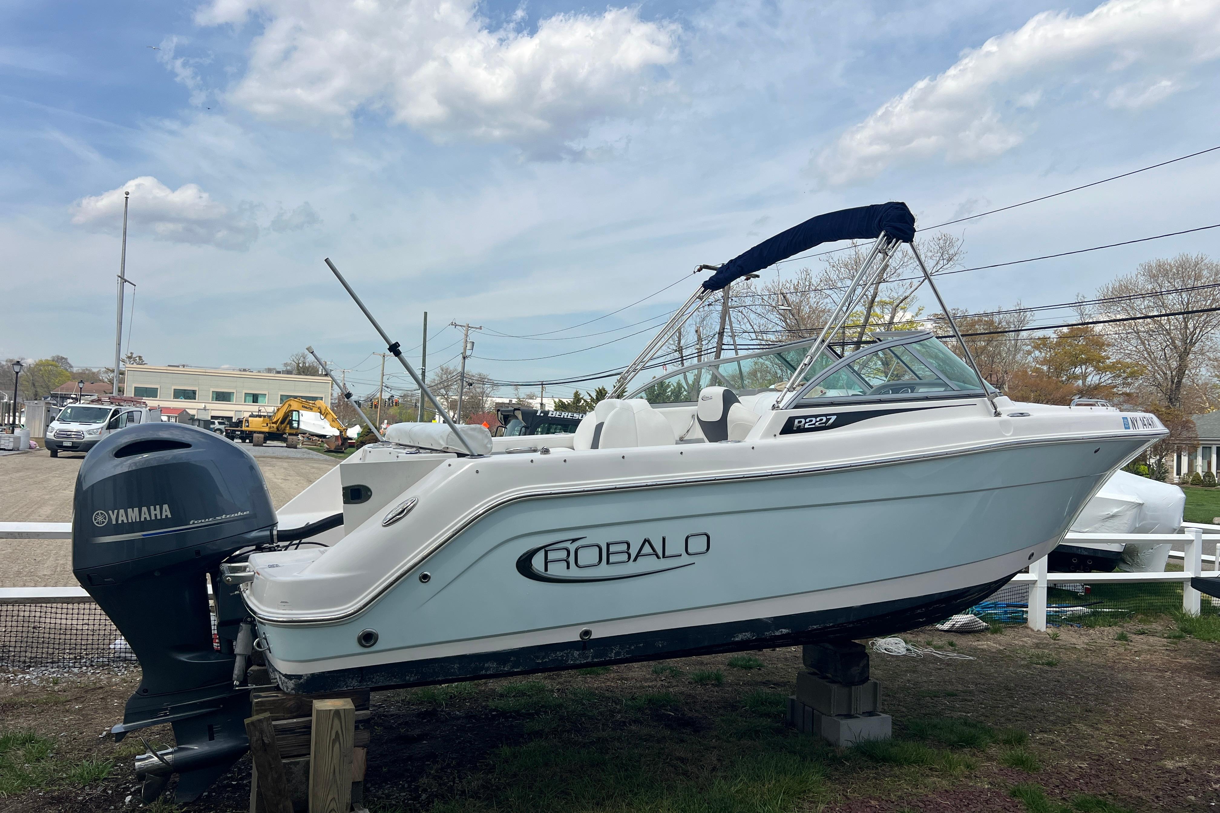 2022 Robalo R227 Dual Console