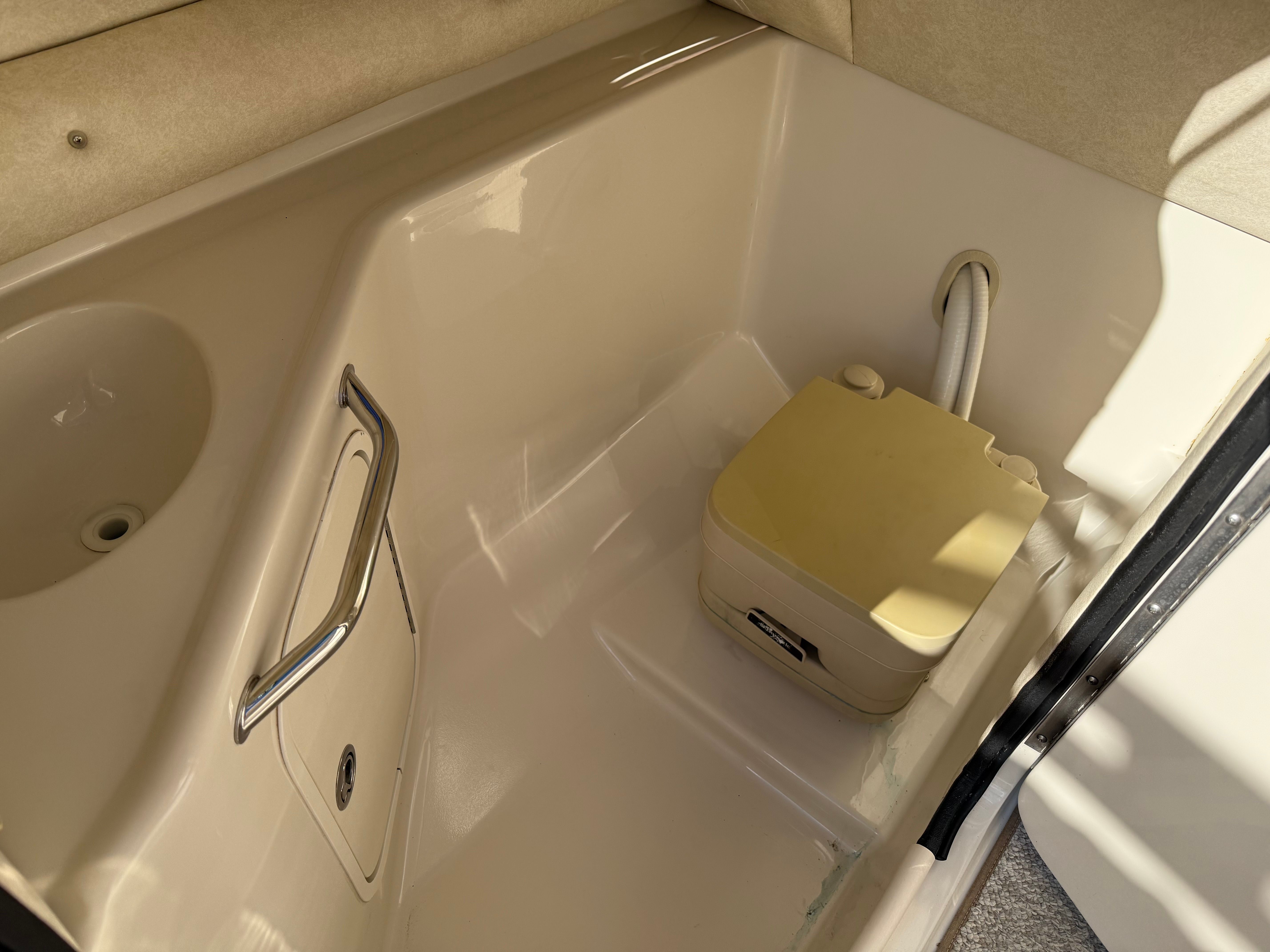 2008 Sea Ray 240 Sundeck - 16