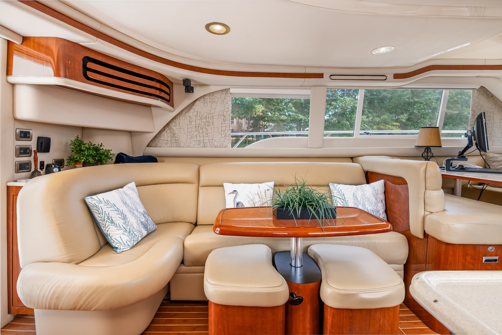 2004 Sea Ray 480 Sedan Bridge - Image 25