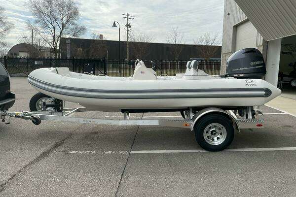 2025 Zodiac Yachtline 490 Deluxe NEO