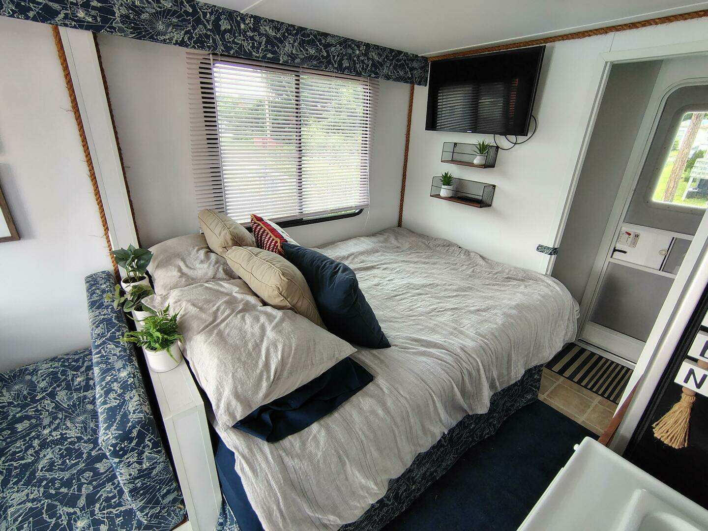 2017 Catamaran Cruisers Lil Hobo 31 - Image 11