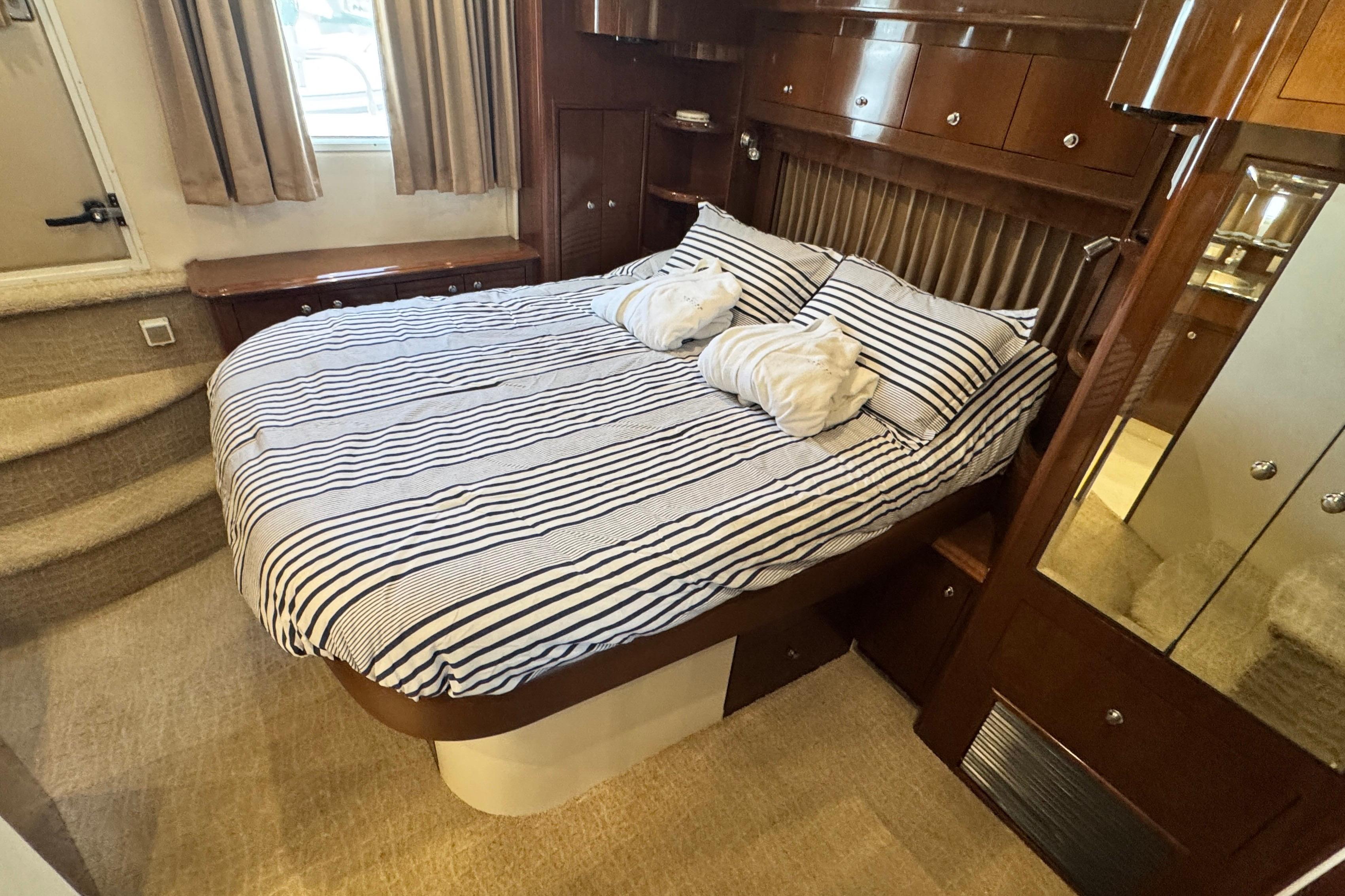 2007 Carver 47 Motor Yacht Owner's Aft Stateroom