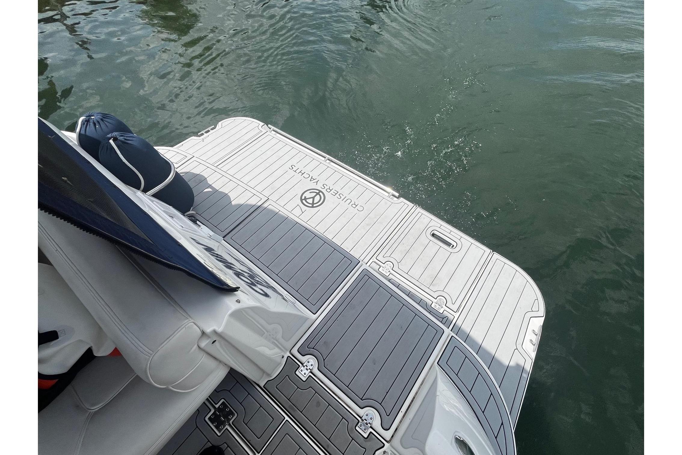 2004 Cruisers Yachts 280 CXi Express swim platform on water.
