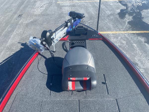 2025 Nitro Z21 XL Pro boat deck with seat and trolling motor.
