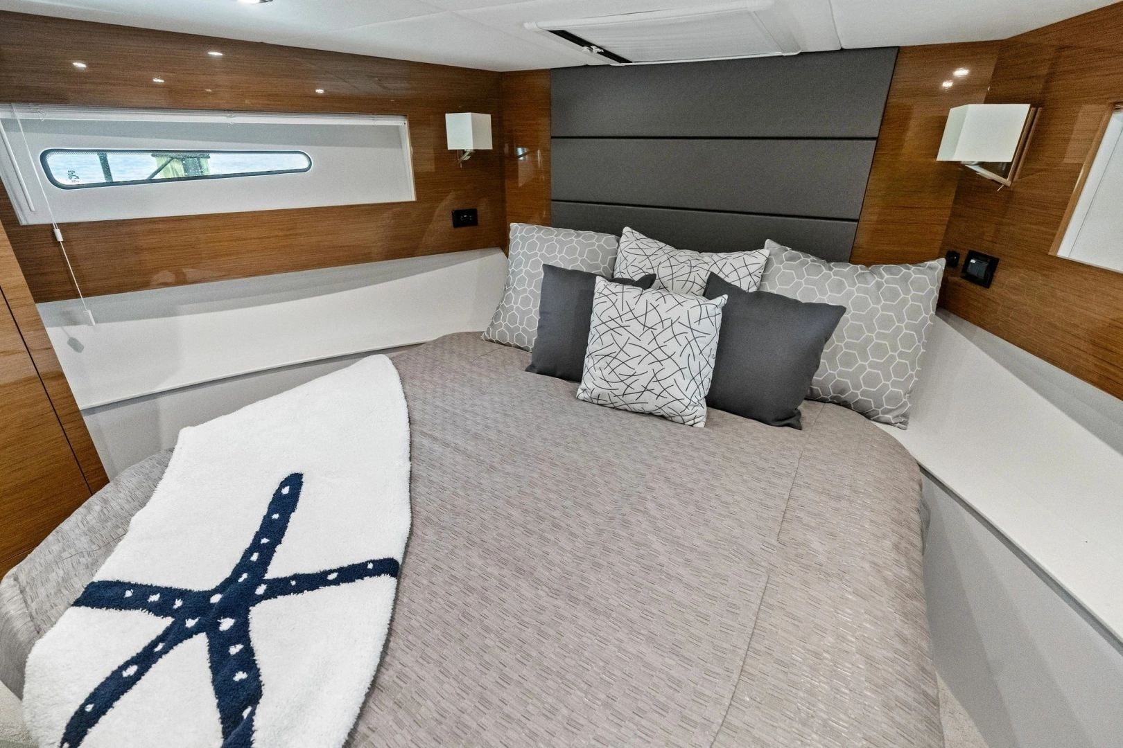 2019 Cruisers Yachts 42 Cantius - Image 40