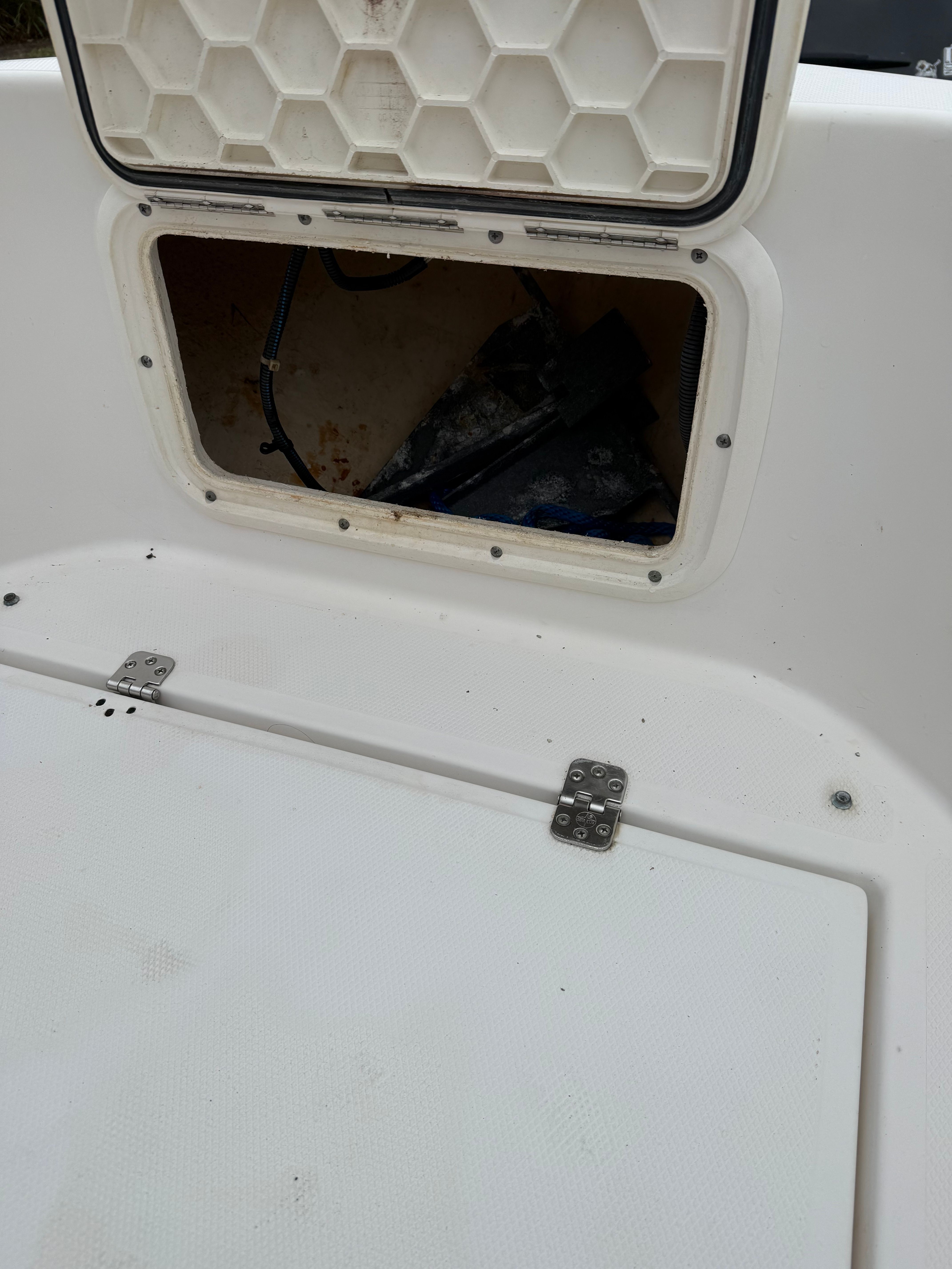 Open storage compartment on a 2005 Wellcraft 212 Fisherman boat.